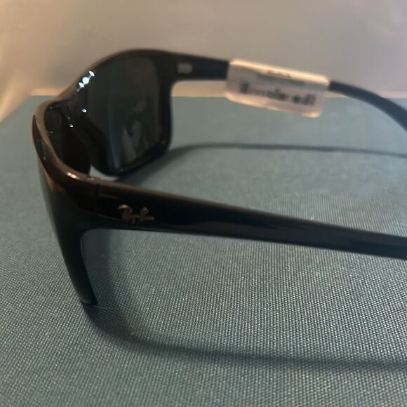 NWT beautiful stylish ray ban sunshades black classics 2022 - Picture 2 of 3